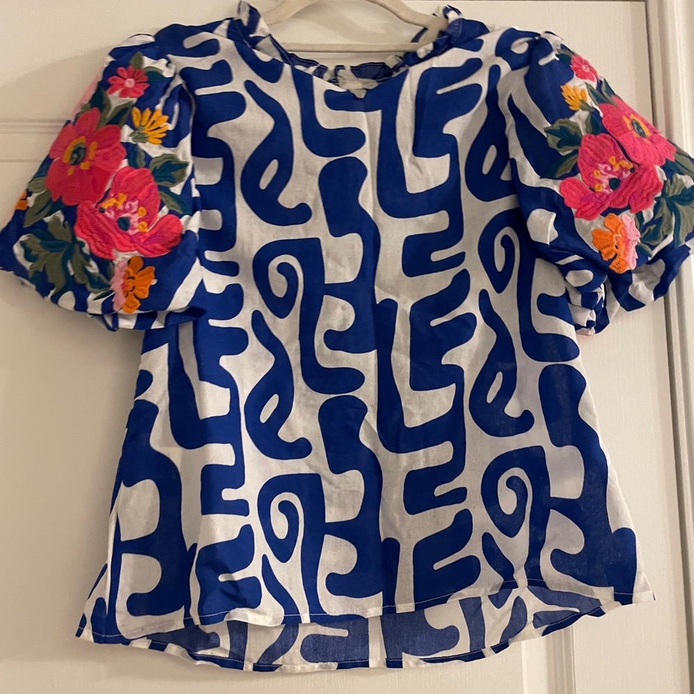 THML Blue and White Abstract Top with Floral Sleeves